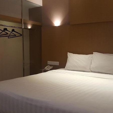 Kharisma Hotel Мадиун Экстерьер фото