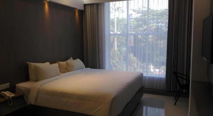 Kharisma Hotel Мадиун Экстерьер фото
