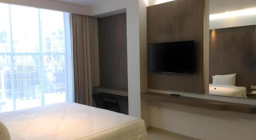 Kharisma Hotel Мадиун Экстерьер фото