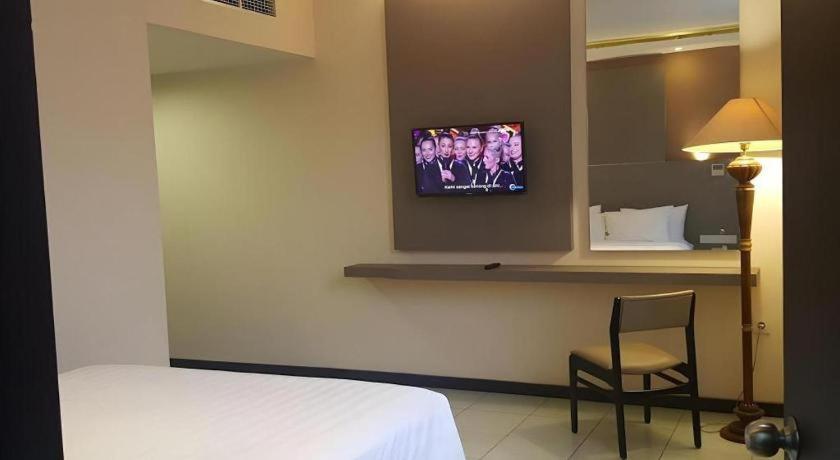 Kharisma Hotel Мадиун Экстерьер фото